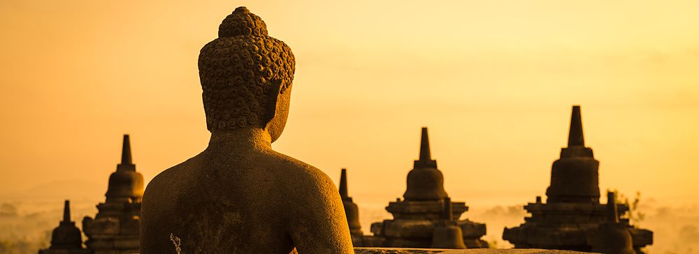 Statua del Buddha nel tempio di Borobudur all'alba, Indonesia.