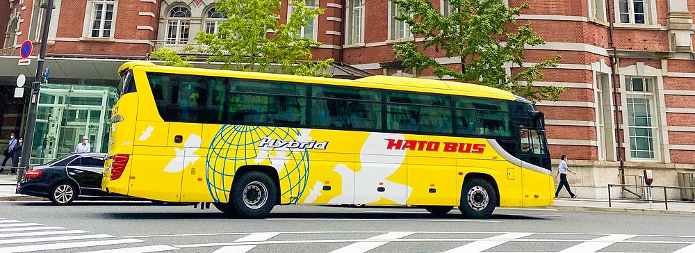 Bus turistico Hato no Bus davanti alla stazione storica di Tokyo.