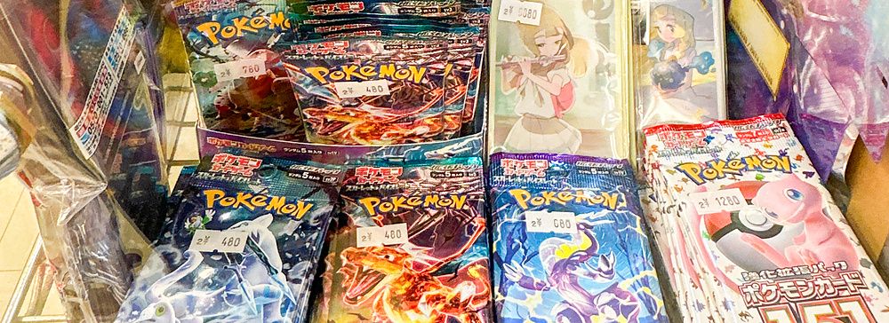 Bustine di carte Pokémon in una vetrina in Giappone.