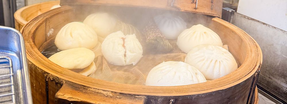 Dei butaman fumanti in un cestello di bambù presso il negozio Koseiwa a Chinatown, Yokohama.