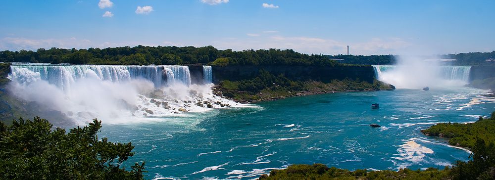 Cascate del Niagara in un panorama estivo soleggiato in Canada.