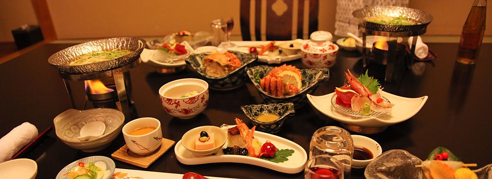 Tavolo con piatti di cucina kaiseki al ryokan Ichinomatsu ad Hakodate.
