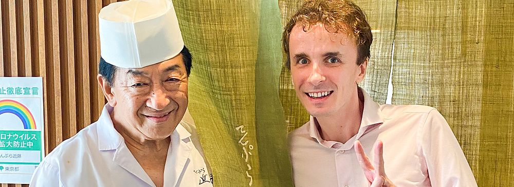 Marco Togni con chef al Tempura Kondo a Ginza, davanti a una tenda verde.