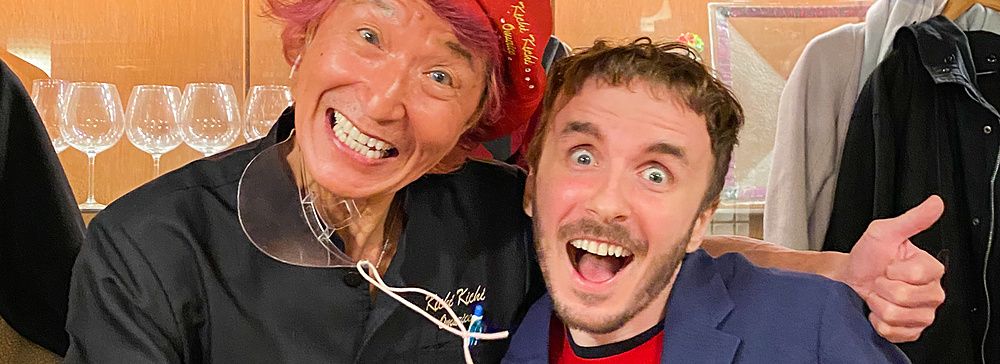 Marco Togni sorride accanto allo chef presso il ristorante Kichi Kichi Omurice a Kyoto.
