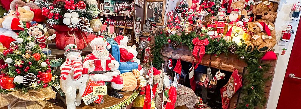 Interno del negozio Christmas Toys a Yokohama, colmo di addobbi natalizi, statuine di Babbo Natale e decorazioni varie.