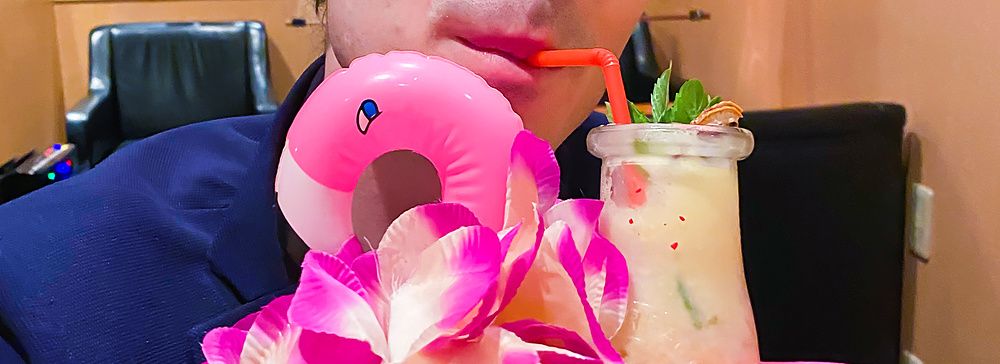 Marco Togni beve un cocktail a Orchard Bar, decorato con un fenicottero gonfiabile e fiori, in un locale a Ginza.