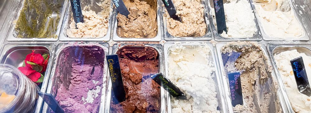 Una vetrina refrigerata con vaschette di gelato vegano presso la gelateria Coconut Glens in Giappone.
