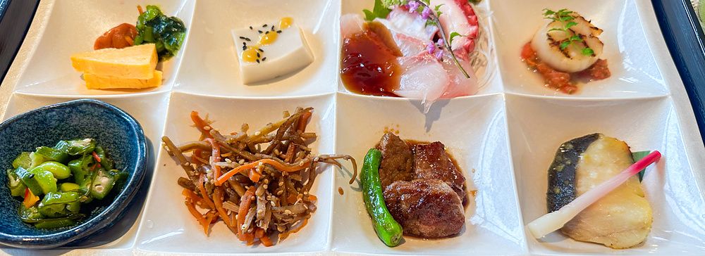 Elegante colazione giapponese all'InterContinental the Strings Tokyo con piatti vari.