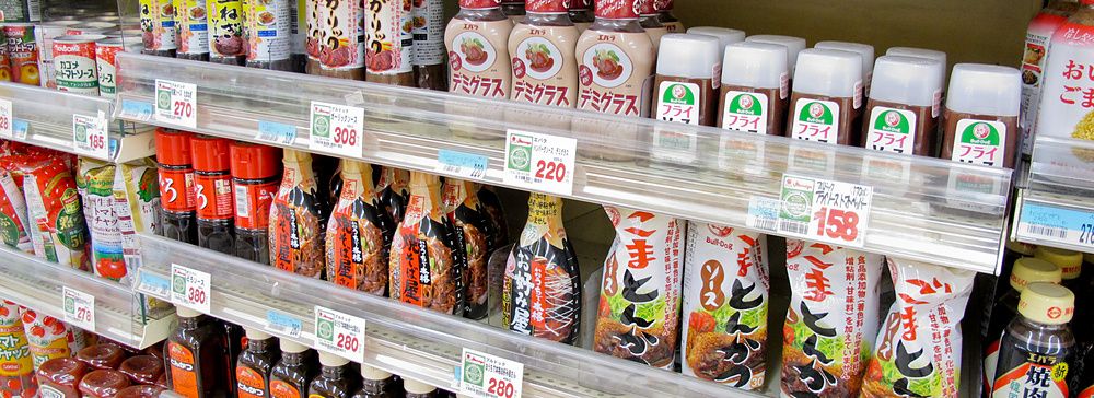 Scaffali di un supermercato giapponese con salse e condimenti.