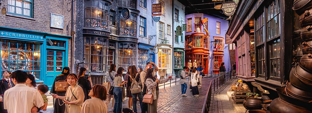 Visitatori camminano in una ricostruzione dettagliata del set cinematografico di Diagon Alley in un tour a Tokyo.