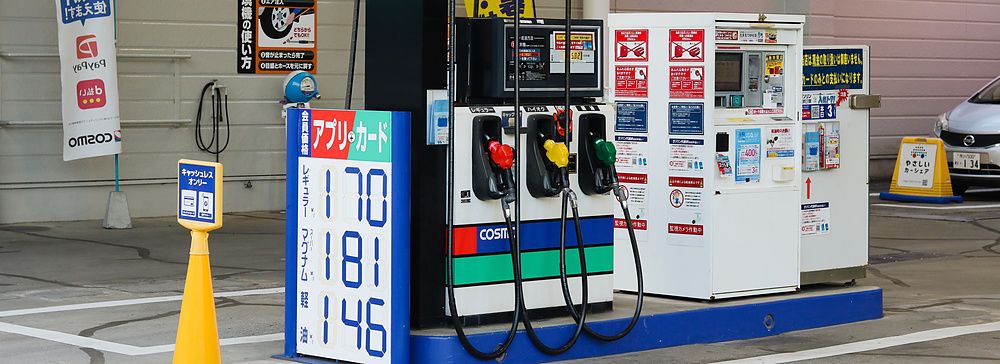 Pompa di benzina del marchio Cosmo in una stazione di servizio self-service a Ichikawa, prefettura di Chiba.