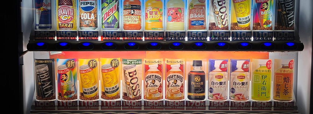Distributore automatico luminoso con bibite e bevande in lattina in Giappone di notte
