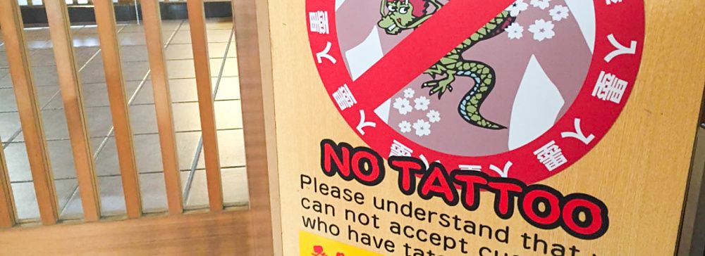 cartello con divieto di tatuaggi in un onsen giapponese.