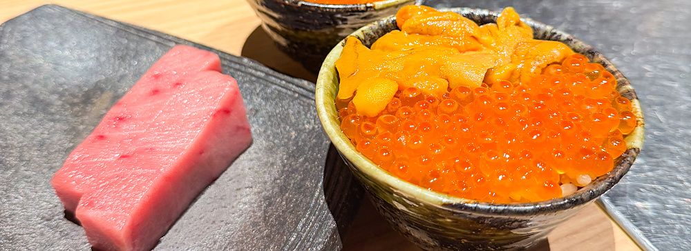 Donburi con riccio di mare e ikura, e tonno crudo pronto per essere scottato a Yakiuo Ishikawa, Tokyo.