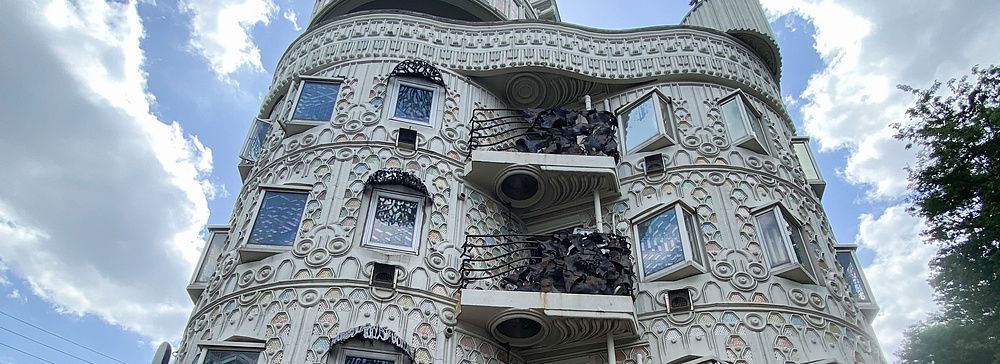 L'edificio El Dorado a Waseda a Tokyo con la sua complessa facciata decorata sotto un cielo azzurro con nuvole.