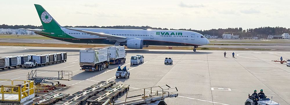 Aereo della compagnia Eva Air sulla pista dell'aeroporto di Narita.