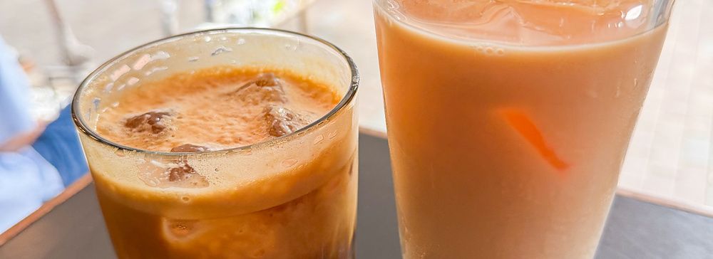 Due bicchieri di bevande fredde al caffè su un tavolino scuro presso il Fuglen, vicino alla stazione di Yoyogi-Hachiman.