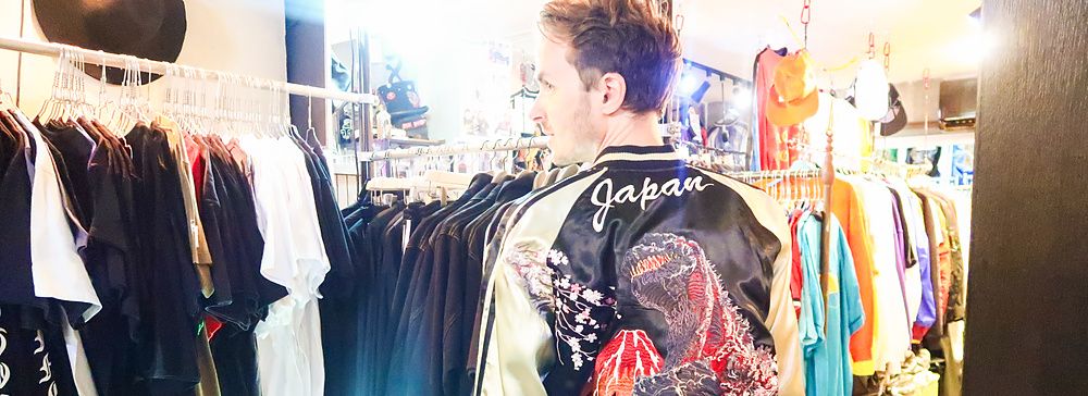 Un uomo indossa una giacca giapponese decorata in un negozio di abbigliamento a Tokyo.