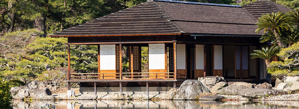 L'edificio Kikugetsu-tei si specchia nelle acque calme dello stagno nel Giardino Ritsurin a Takamatsu.