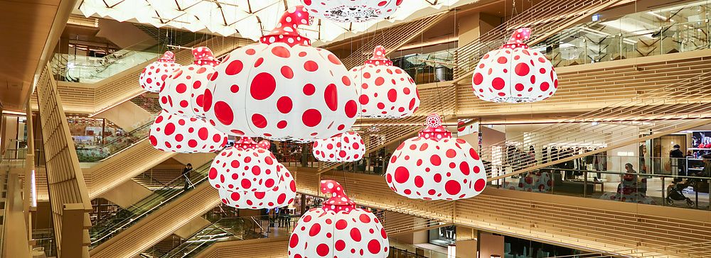 Installazioni artistiche a forma di zucca di Yayoi Kusama sospese nell'atrio del centro commerciale Ginza Six a Tokyo.