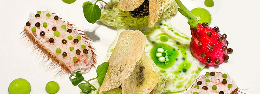 Un piatto di granchio, caviale e chips croccanti servito presso il ristorante Asahina Gastronome a Tokyo.
