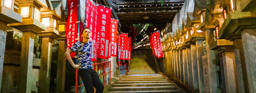 Persona su una scalinata illuminata da lanterne al tempio Gyokuzoin.