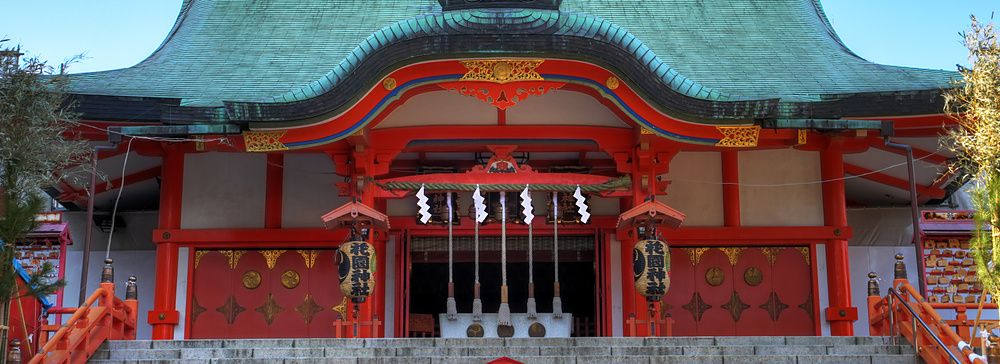 Il tempio Hanazono Jinja a Shinjuku, Tokyo, in una giornata di sole.
