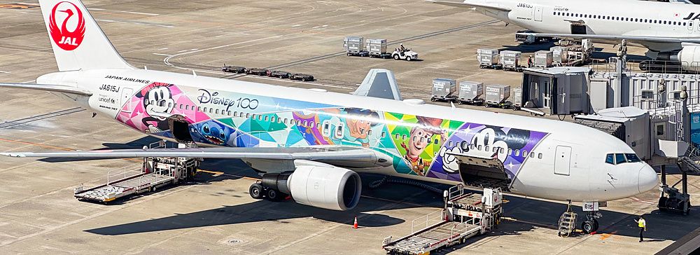 aereo con decorazioni disney parcheggiato all'aeroporto di Haneda in Giappone