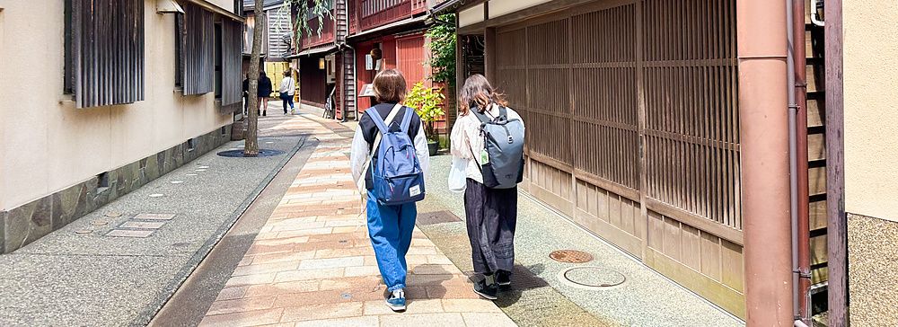 Due persone camminano in una strada tradizionale di Higashi Chaya a Kanazawa.