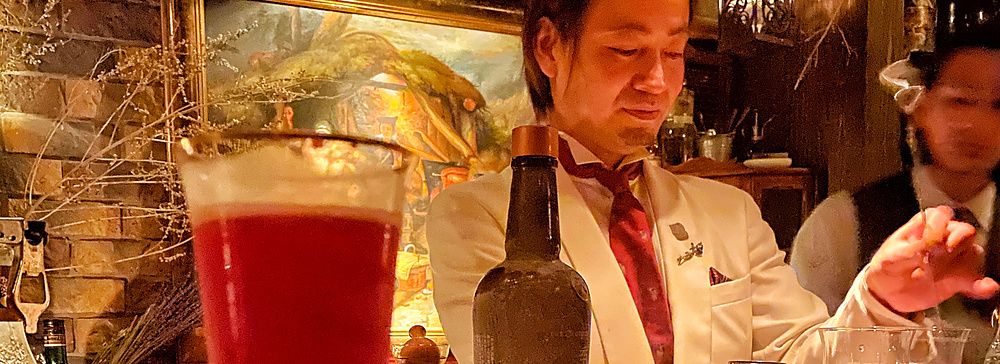 Hiroyasu Kayama prepara drink dietro il bancone di legno al Bar Benfiddich a Shinjuku, Tokyo.