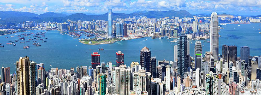 Skyline di Hong Kong di giorno con il Victoria Harbour e grattacieli.