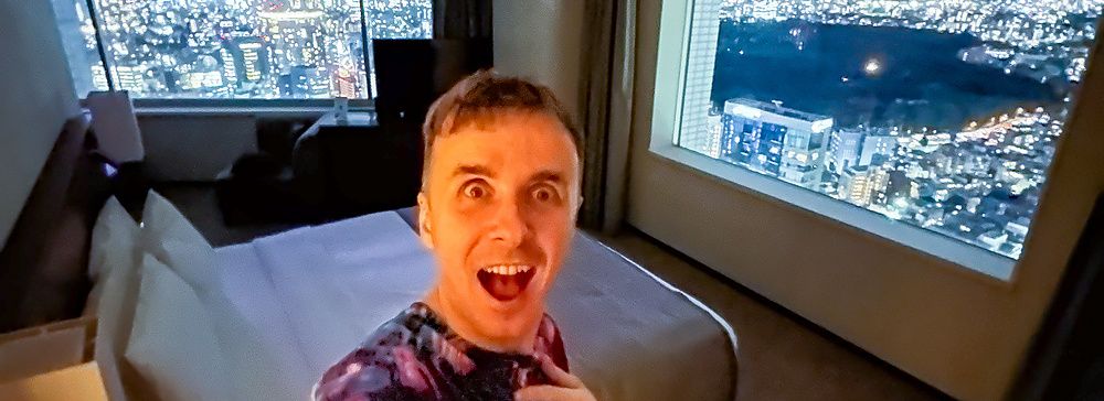 Marco Togni scatta un selfie in una camera dell'Hotel Century Southern Tower a Shinjuku con vista panoramica sulla città.