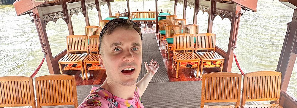 Marco Togni su un'imbarcazione dell'hotel al Mandarin Oriental Bangkok.