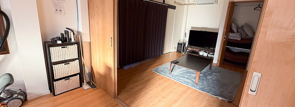 Interno di un soggiorno in giappone con tv e mobili moderni.