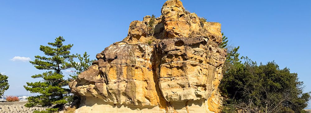 L'isola di Eshima (Awaji) si presenta come una formazione rocciosa in arenaria dorata circondata dalle acque.