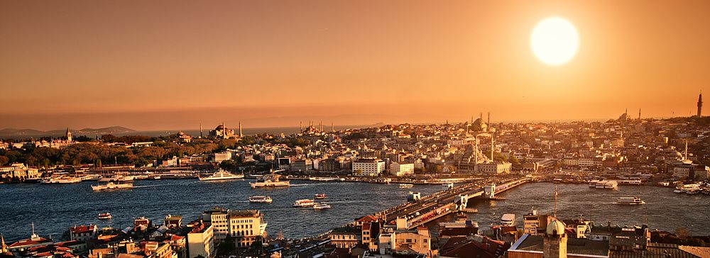 Tramonto su Istanbul con il sole che illumina il Bosforo e la città.