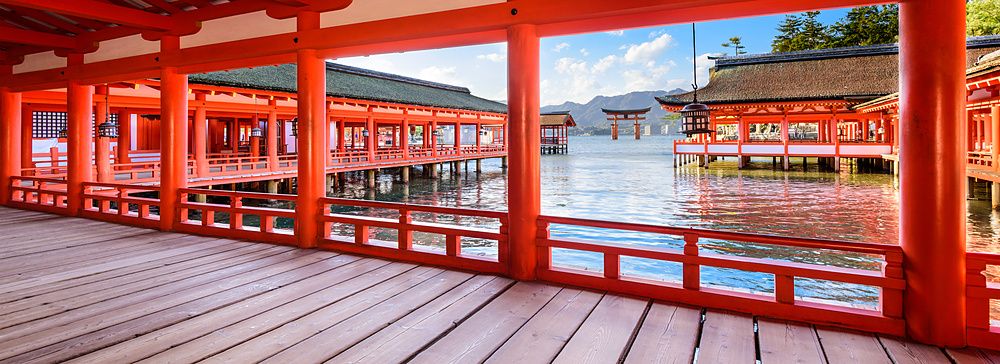 Strutture rosse dell'Itsukushima Shrine che si affacciano sull'acqua a Miyajima.
