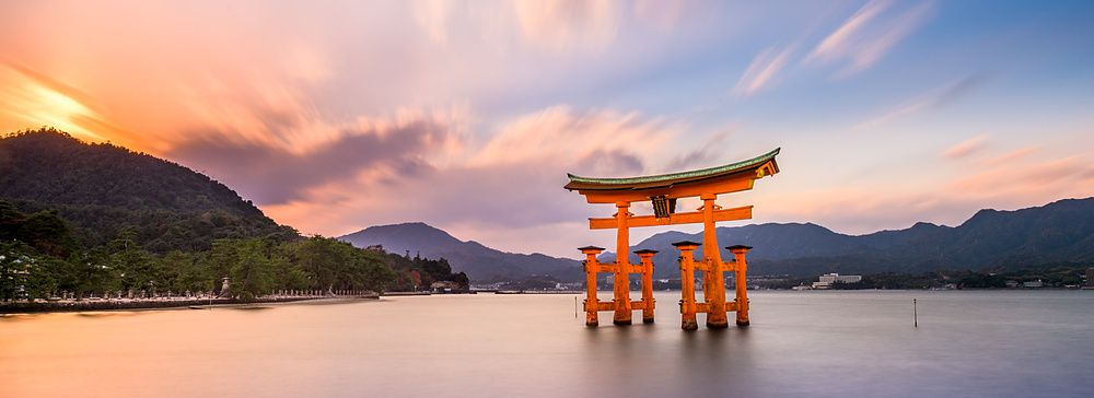 Il torii di Itsukushima a Miyajima, Hiroshima, al tramonto.