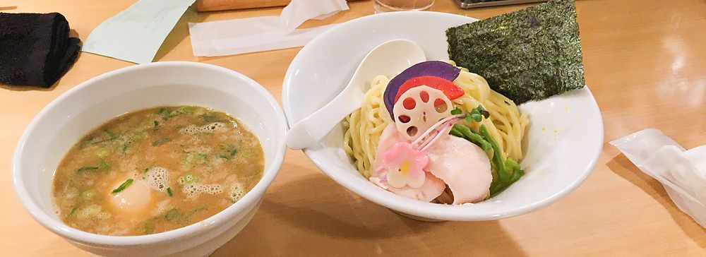 Tsukemen con brodo e contorni al ristorante Kagari Ramen