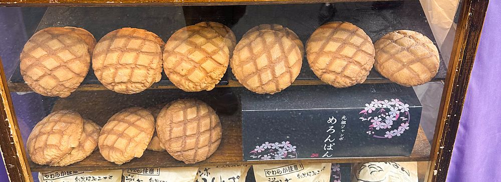 vetrina con melonpan in vendita a Kagetsudo ad Asakusa.