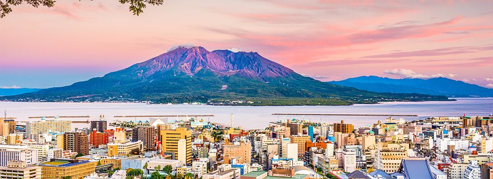 Skyline di Kagoshima con il vulcano Sakurajima al crepuscolo.