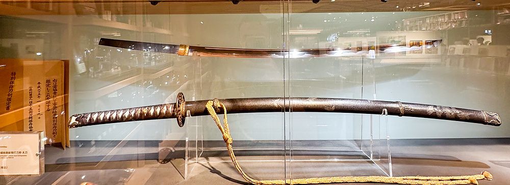 Katane esposte in vetrina al centro commerciale Ginza Six.