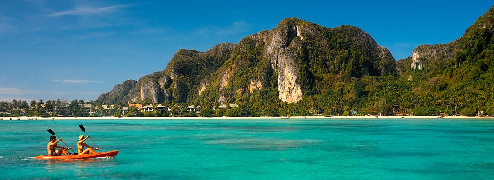 Due persone in kayak nelle acque turchesi di Ko Phi Phi Island.