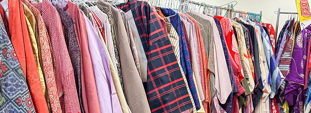 Kimono colorati appesi in un negozio giapponese.