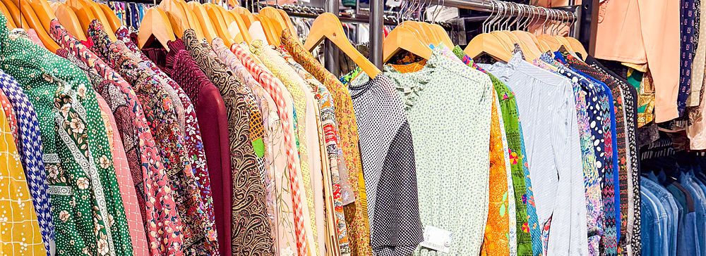 Abiti e kimono in vendita su scaffali metallici all'interno del negozio Chicago Harajuku a Tokyo.