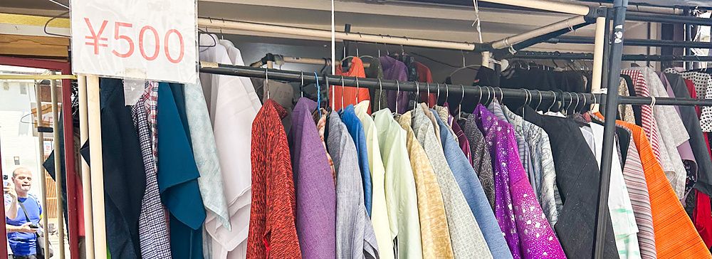 Kimono e yukata economici in un negozio a Yanaka, Tokyo.