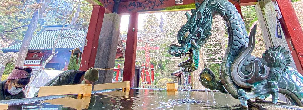 Dragone scolpito e fontana rituale al santuario Kitaguchi Hongu Fuji Sengen