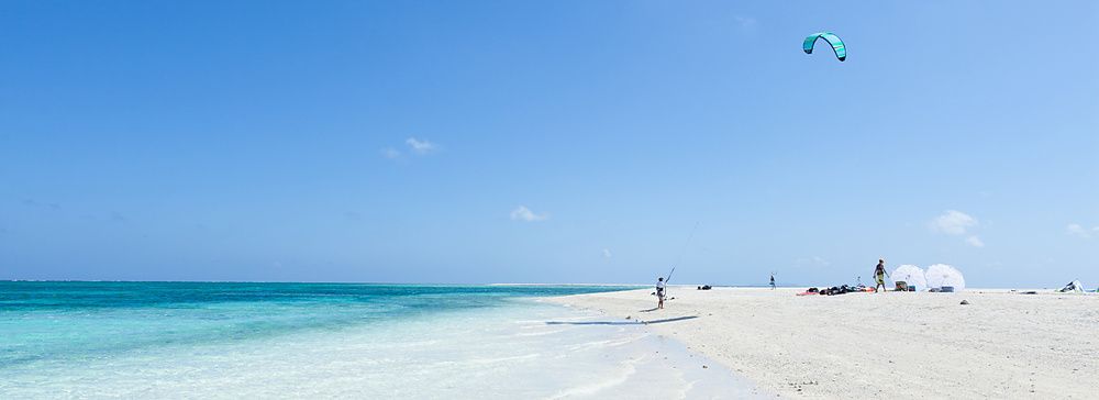 Kitesurfisti su una spiaggia tropicale a Kume Island, Okinawa.