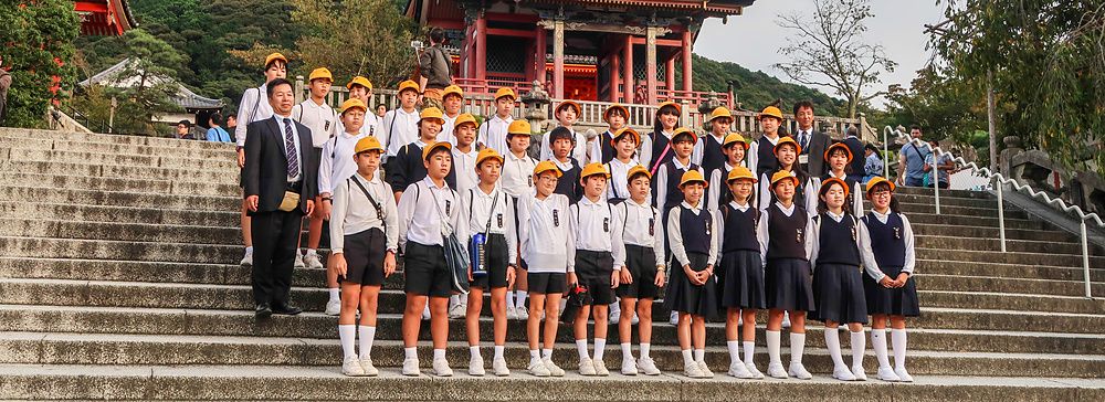 Studenti in uniforme davanti al tempio Kiyomizudera a Kyoto.