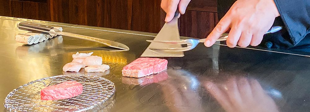 Uno chef prepara carne Wagyu sulla piastra teppanyaki all'interno del ristorante Kobe Beef Ishida a Ginza, Tokyo.